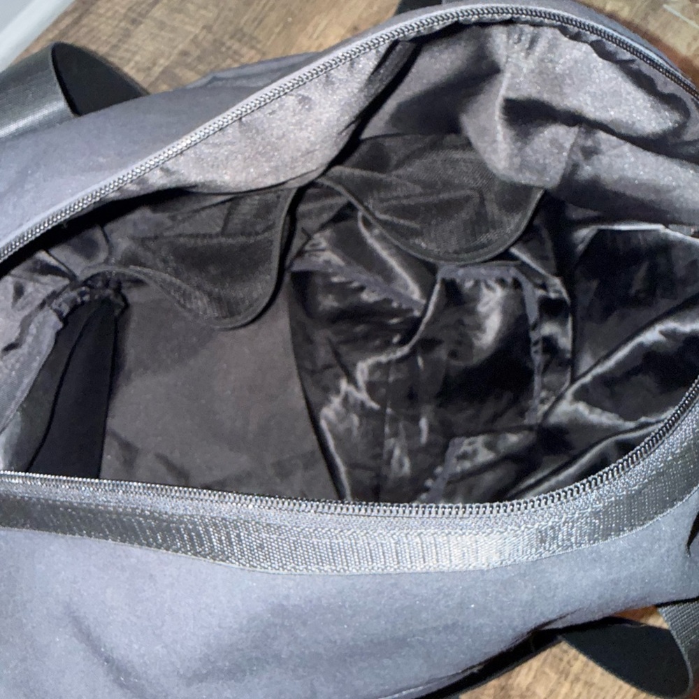 lululemon athletica Black Command the Day Duffle Bag 37ml - Picture 9 of 12